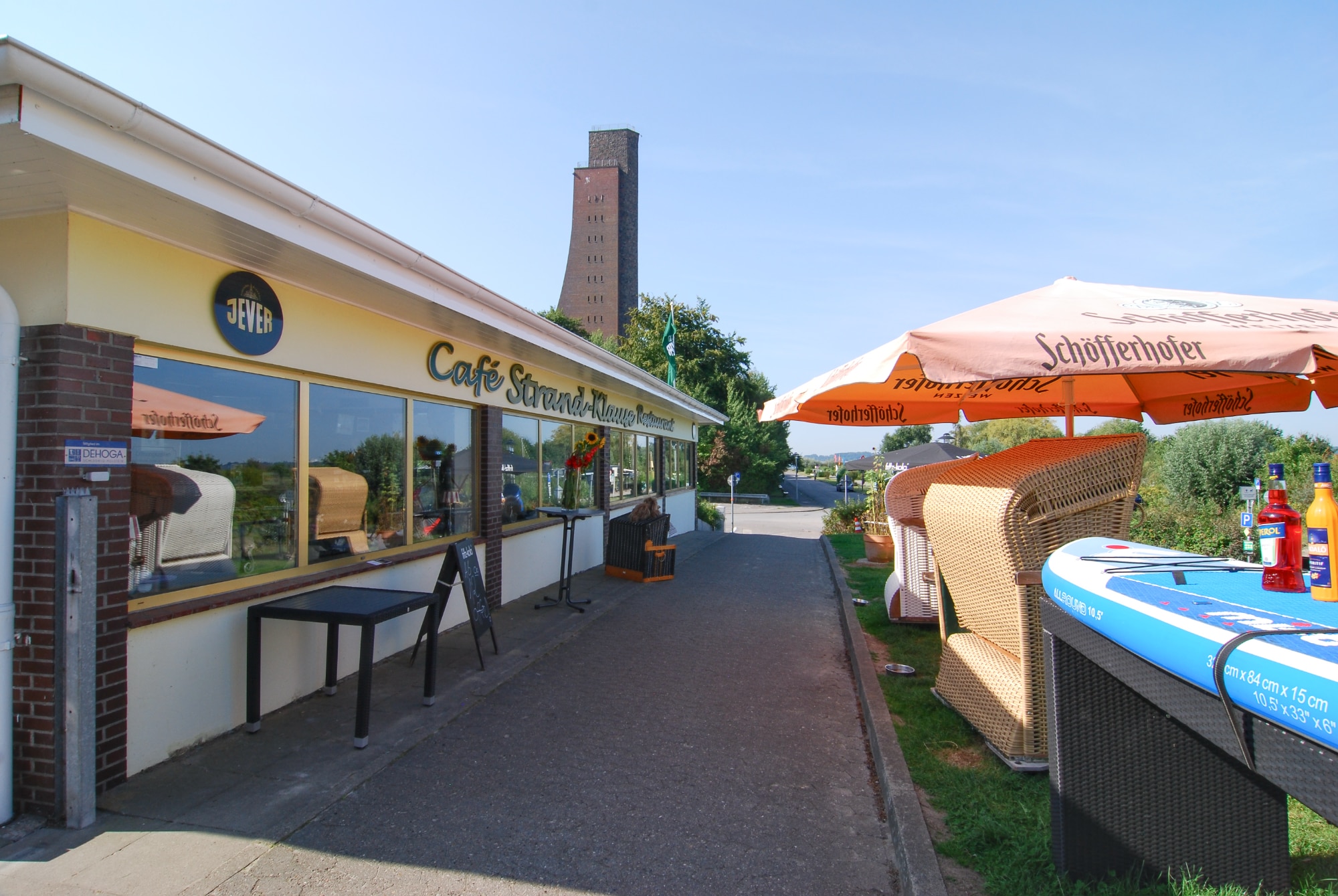 Die Strand-Klause Laboe liegt direkt am Marine-Ehrenmal direkt oberhalb der Dünen.