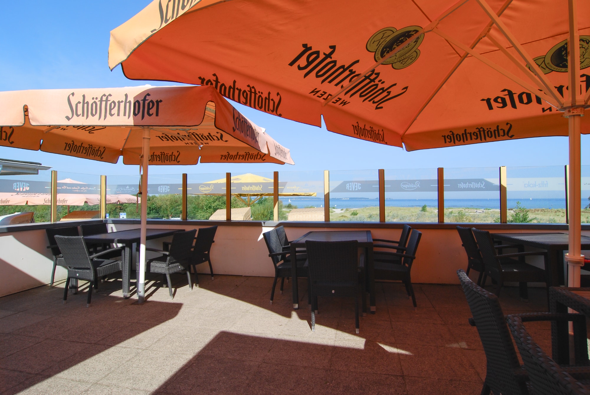 Terrassenbereich der Strand-Klause in Laboe